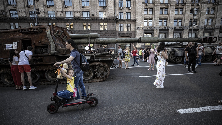 Ukrayna tarafından ele geçirilen Rus askeri zırhlıları Kiev'de sergileniyor