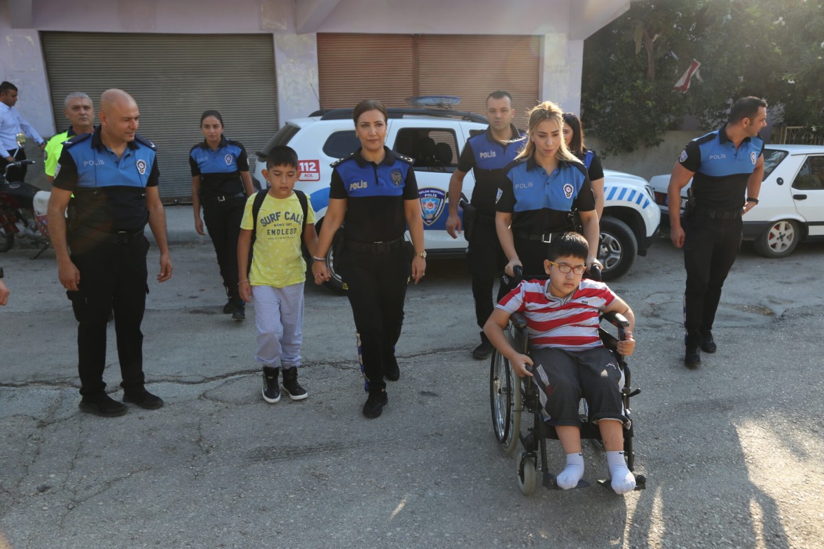 Adana'da polis, anne ve babasını kazada kaybeden 2 kardeşi okula götürdü