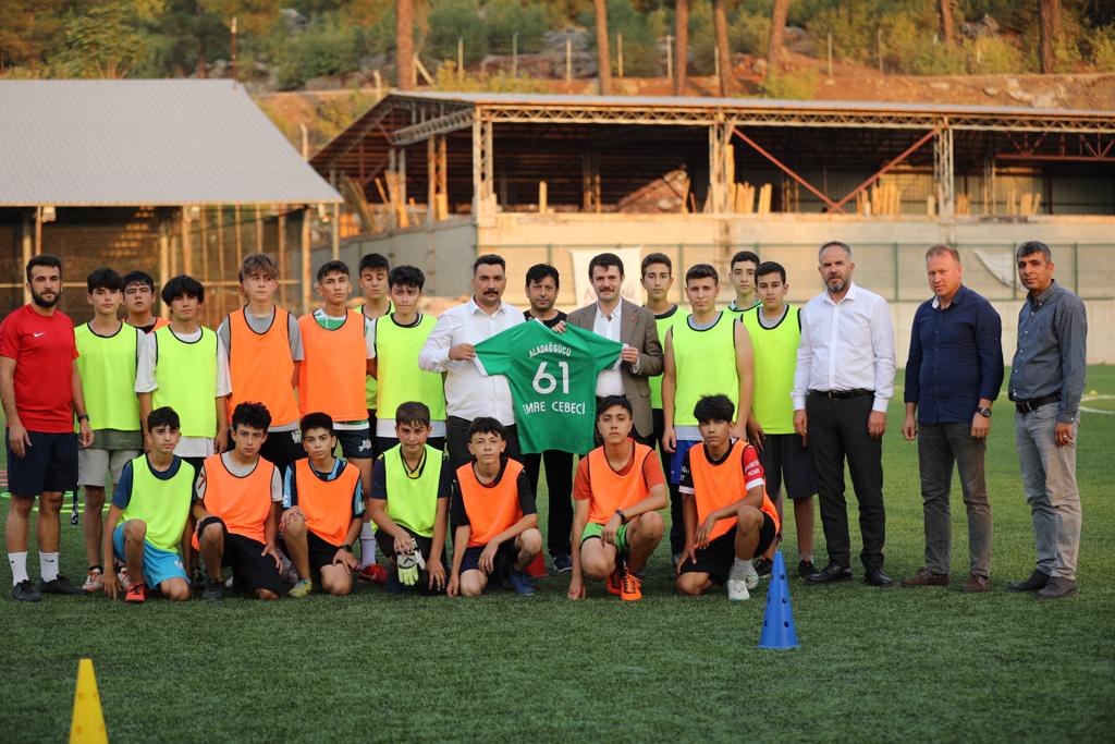 Aladağ Kaymakamı Cebeci'den genç futbolculara ziyaret