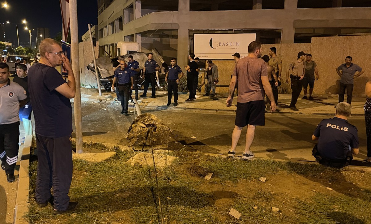 Adana'da devrilen otomobildeki 1 kişi öldü, 2 kişi yaralandı