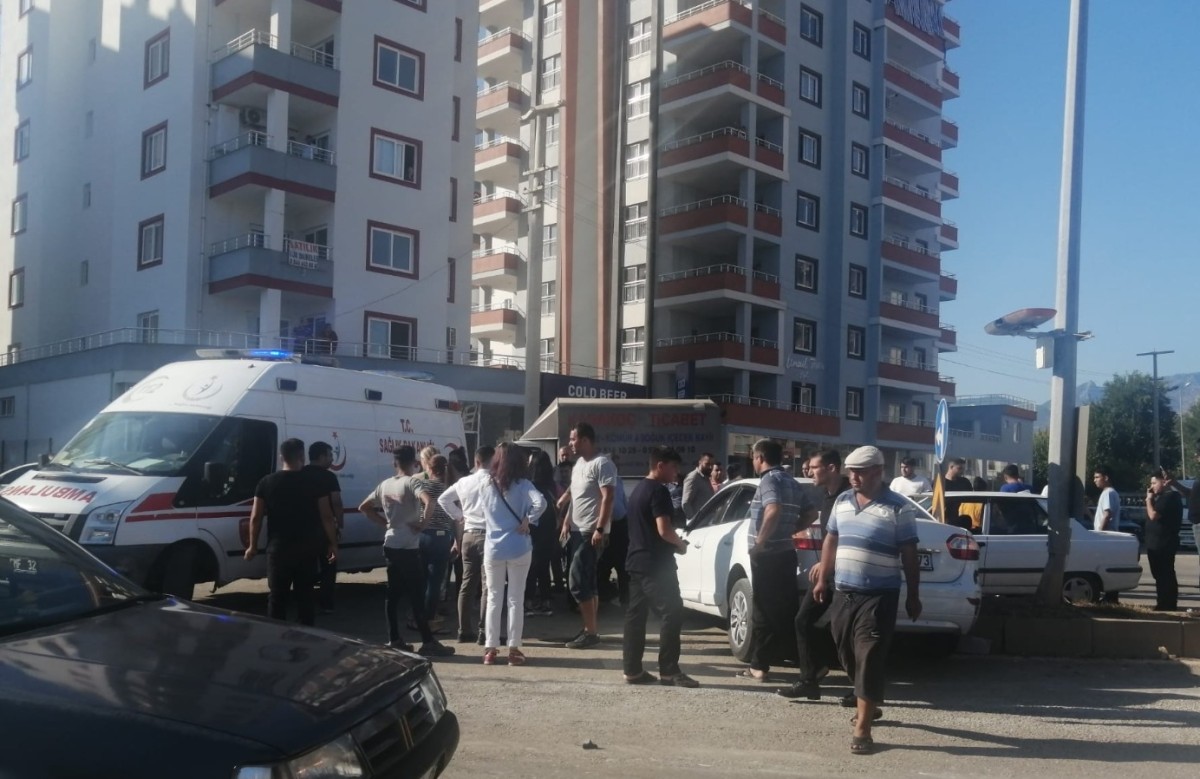 Adana'da tırın çarptığı otomobildeki anne ve iki çocuğu yaralandı