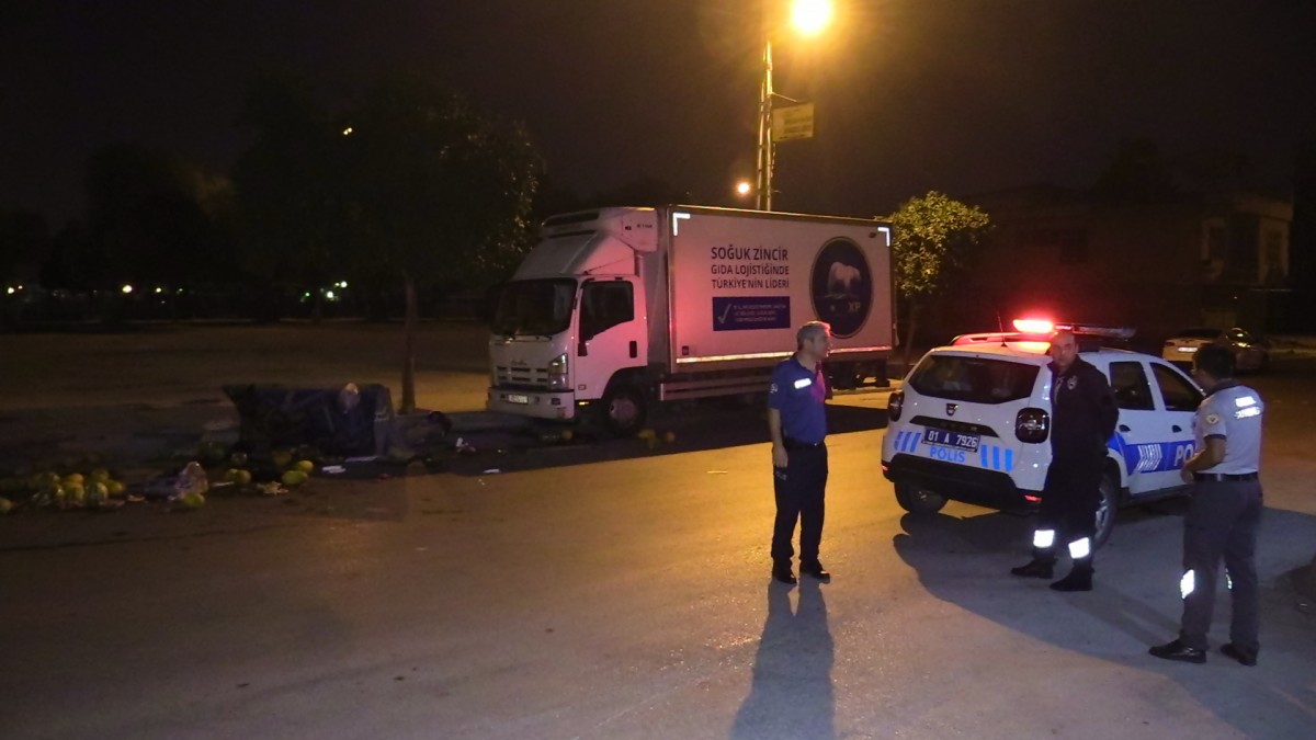 Adana'da otomobilin çarpıp kaçtığı seyyar satıcı ağır yaralandı