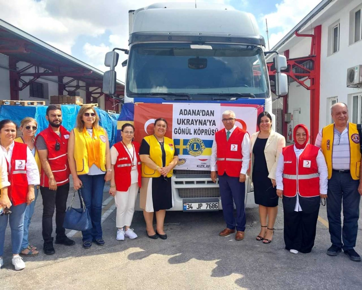 Adana'dan Ukrayna'ya insani yardım malzemesi taşıyan tır gönderildi