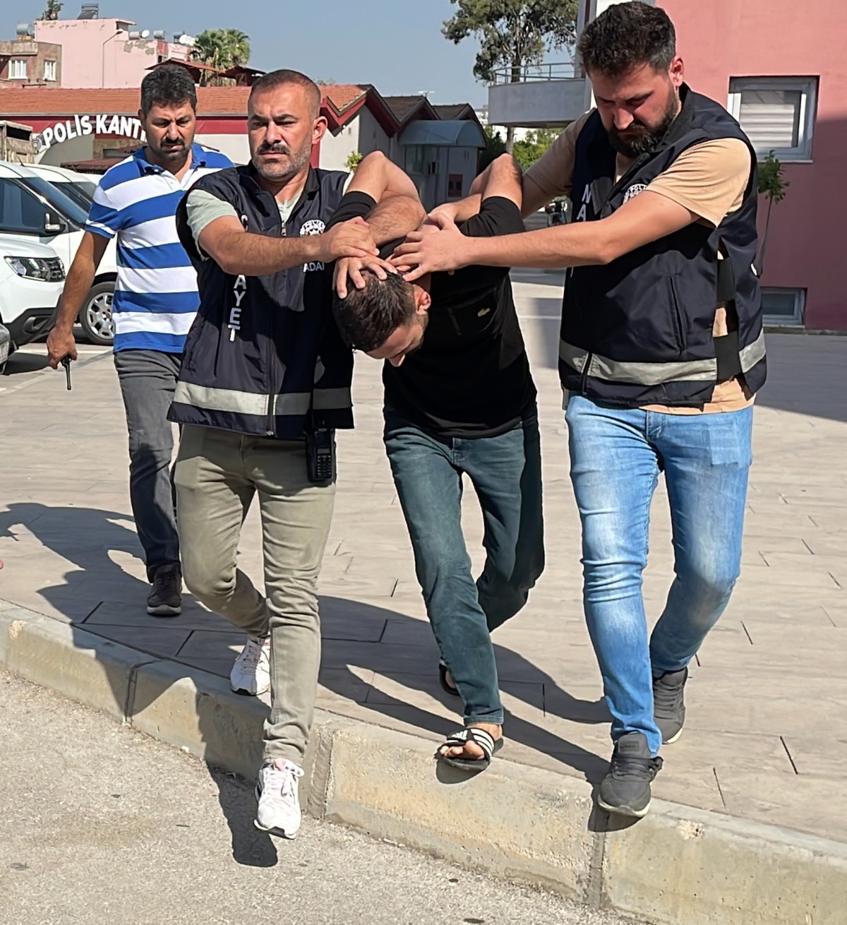 Adana'da 1 kişinin öldürüldüğü silahlı saldırının 2 zanlısı tutuklandı