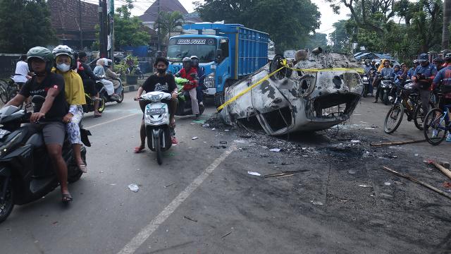 Endonezya'da futbol maçında izdiham: 129 kişi öldü