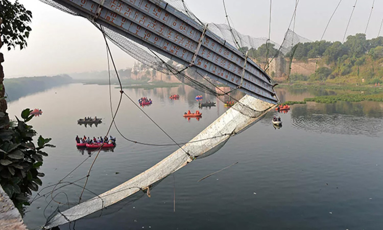 Hindistan'da Asma Köprü Çöktü