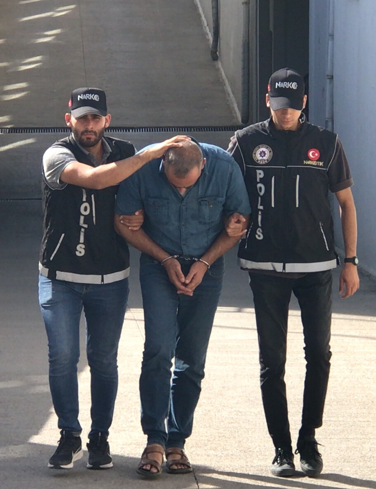 Adana'da tamponundan 1 kilo 368 gram esrar çıkan otomobilin sürücüsü tutuklandı