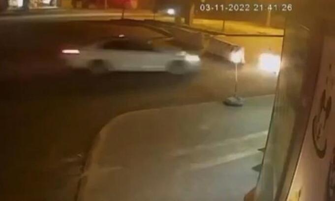 Otomobilin beton bariyerlere çarptığı kaza kamerada