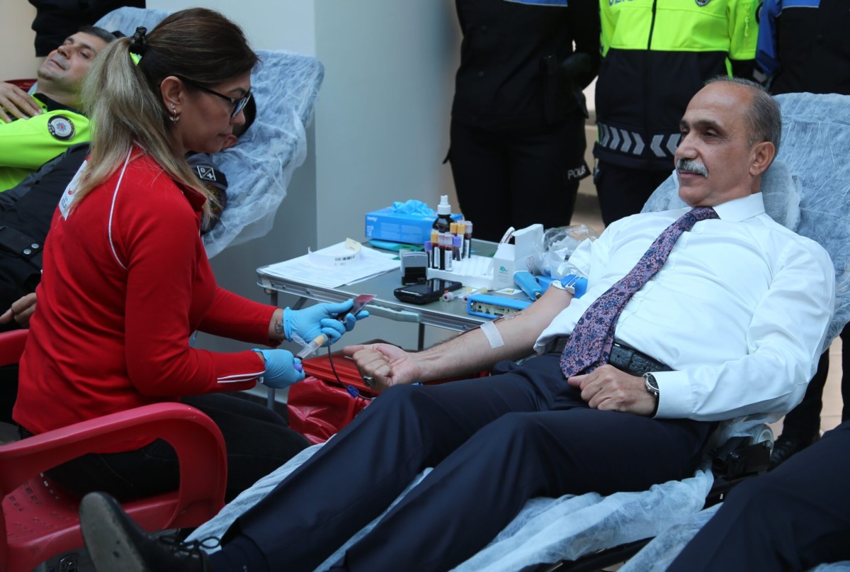 Adana'da polis, Türk Kızılaya kan ve kök hücre bağışladı
