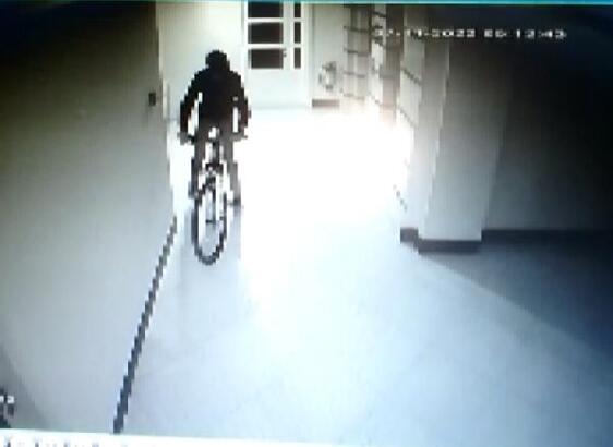 Çaldığı bisikleti güvenlik kamerasını fark edince bırakıp kaçtı