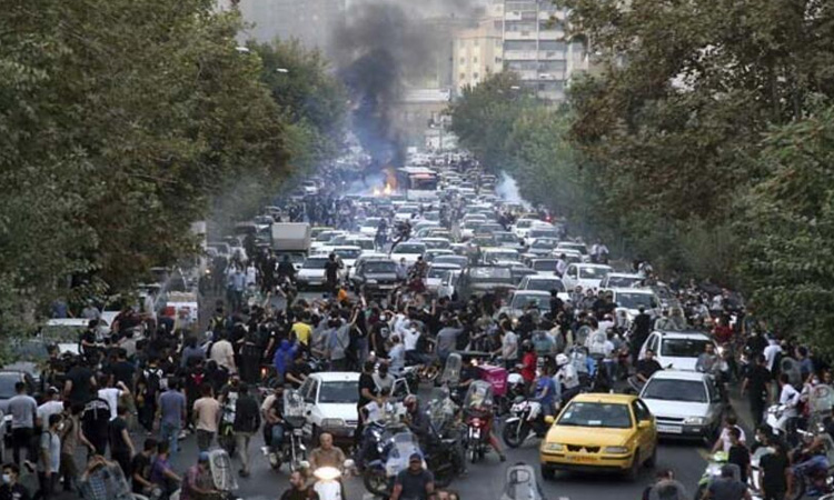 İran'da Mahsa Amini Protestoları Yeniden Alevlendi