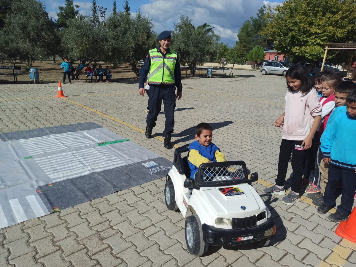 Kozan'da jandarma çocuklara trafik eğitimi verdi