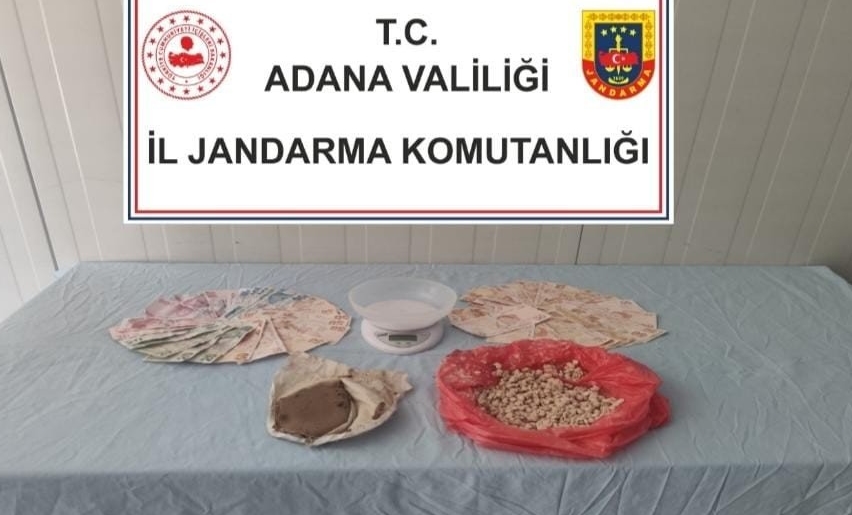 Adana'da 865 uyuşturucu hap ve 128 gram esrar ele geçirildi