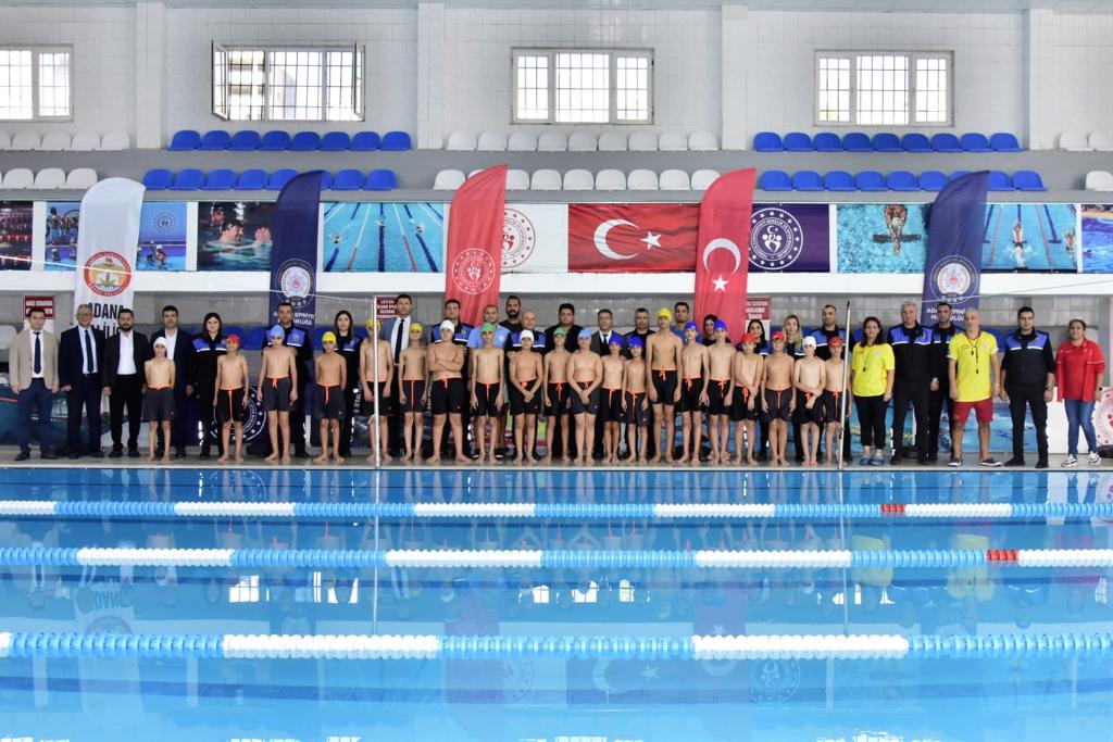Adana'da polis, öğrenciler için yüzme kursu düzenledi