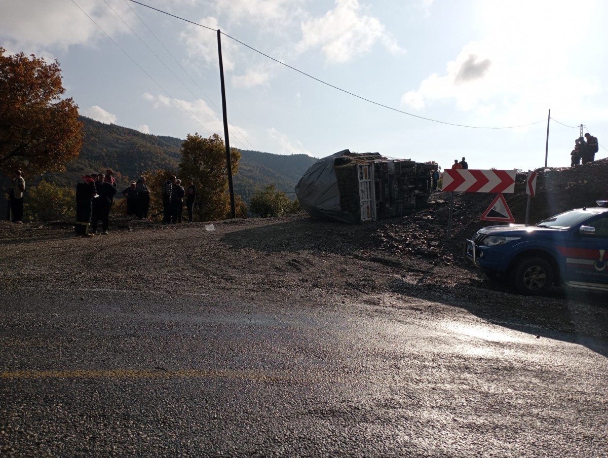 Adana'da devrilen kamyonun altında kalan sürücü yaralandı