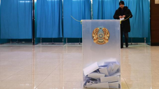 Kazakistan, erken cumhurbaşkanlığı seçimleri için sandık başında