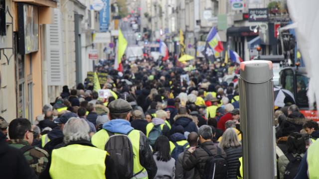 Paris'te sarı yelekliler 4. yılında da sokağa indi