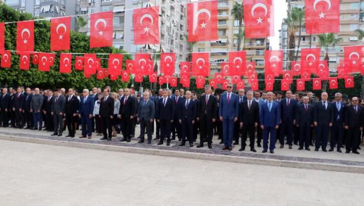 Adana’da 24 Kasım Öğretmenler Günü’nde Atatürk Anıtı’na çelenk sunuldu