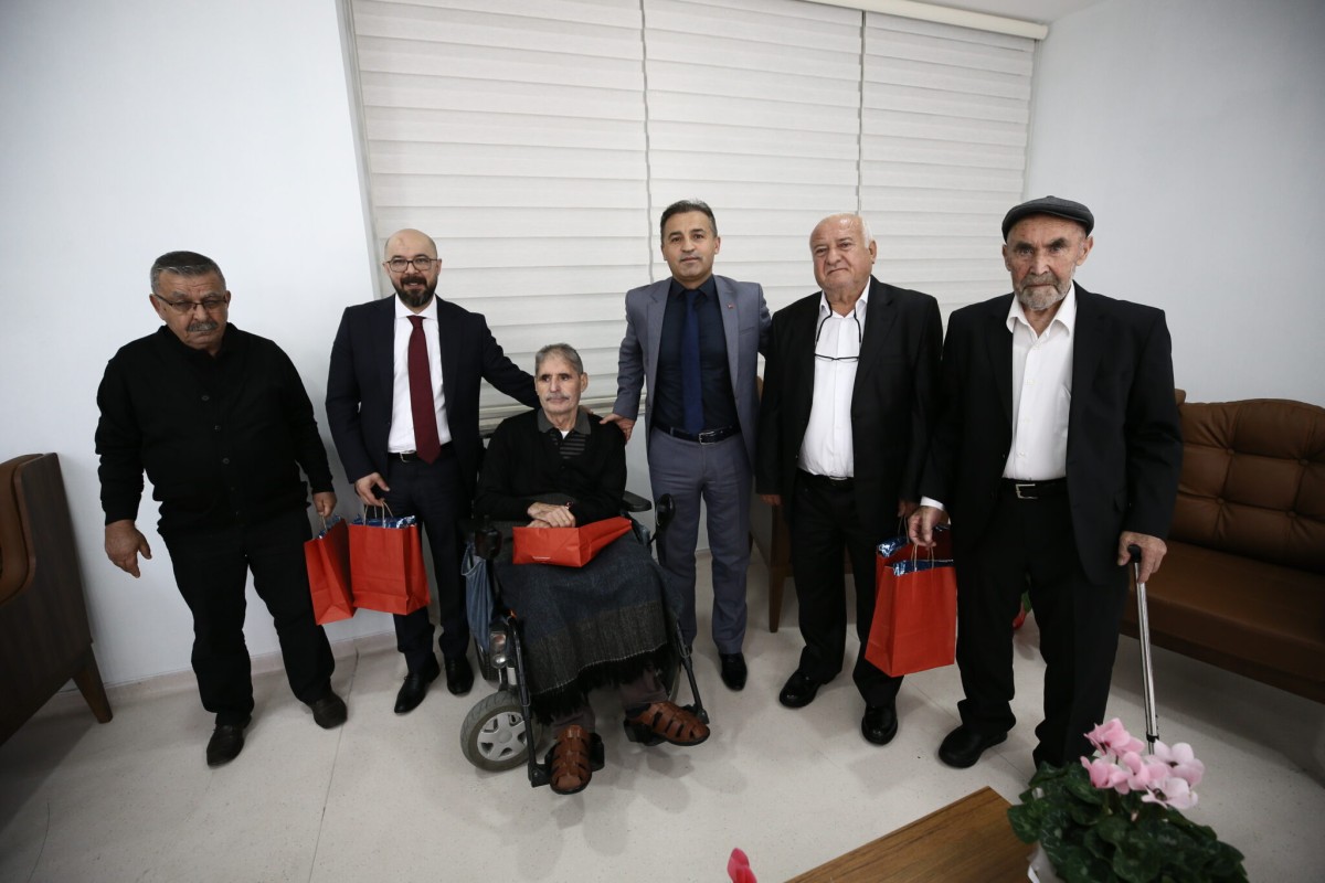 Adana'da huzurevinde kalan öğretmenlerin günü kutlandı