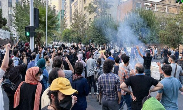 İran'da Yönetim Karşıtı Gösteriler Sürüyor
