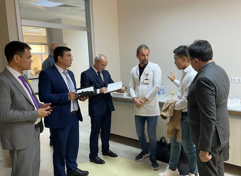 Özbekistan'dan akademisyenler, ÇÜMERLAB'ı ziyaret etti