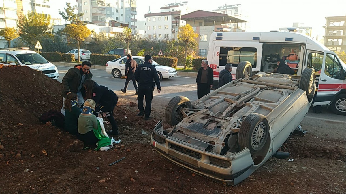 Adana'da devrilen otomobildeki 4 kişi yaralandı