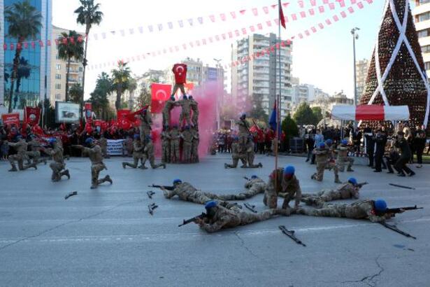 Adana’nın kurtuluş gününde jandarma komandolardan gösteri