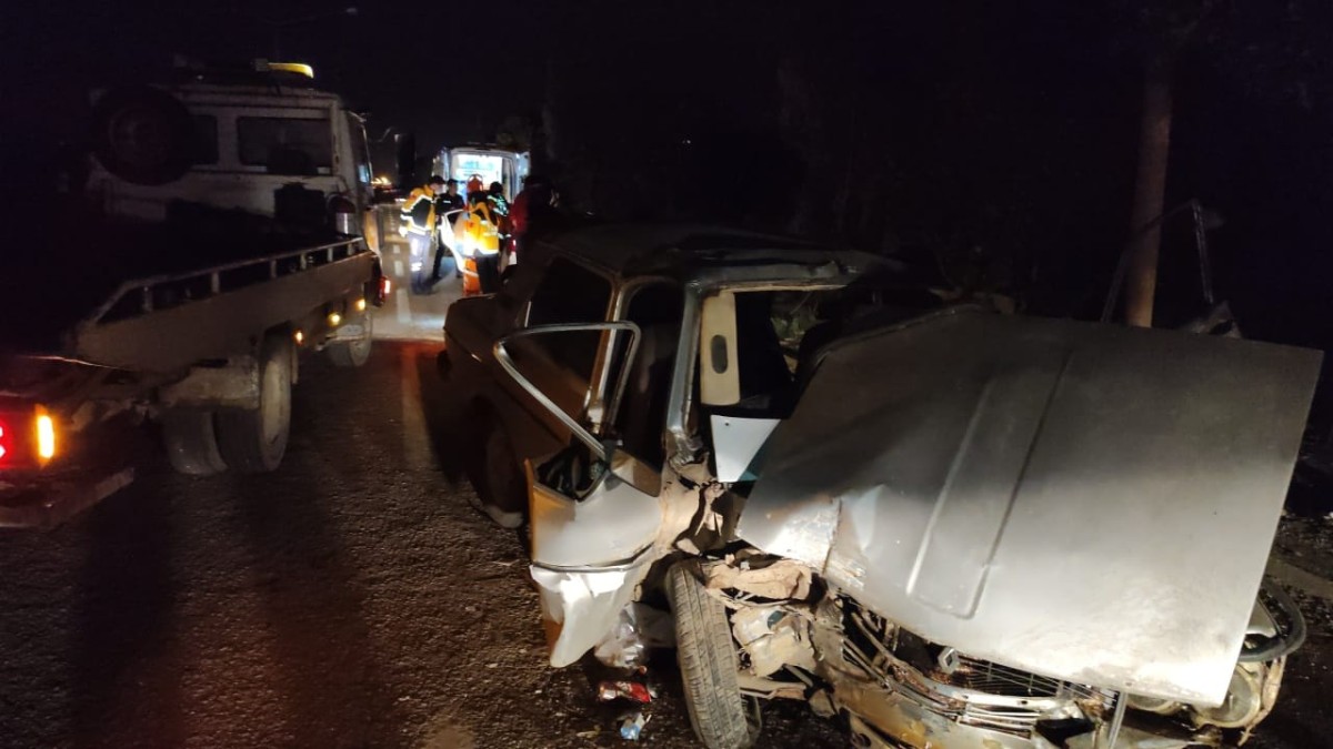 Adana'da elektrik direğine çarpan otomobildeki 4 kişi yaralandı