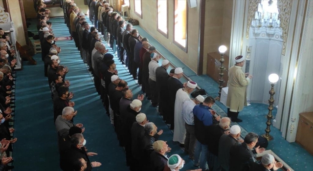 Adana'da cuma namazı sonrası yağmur duası edildi