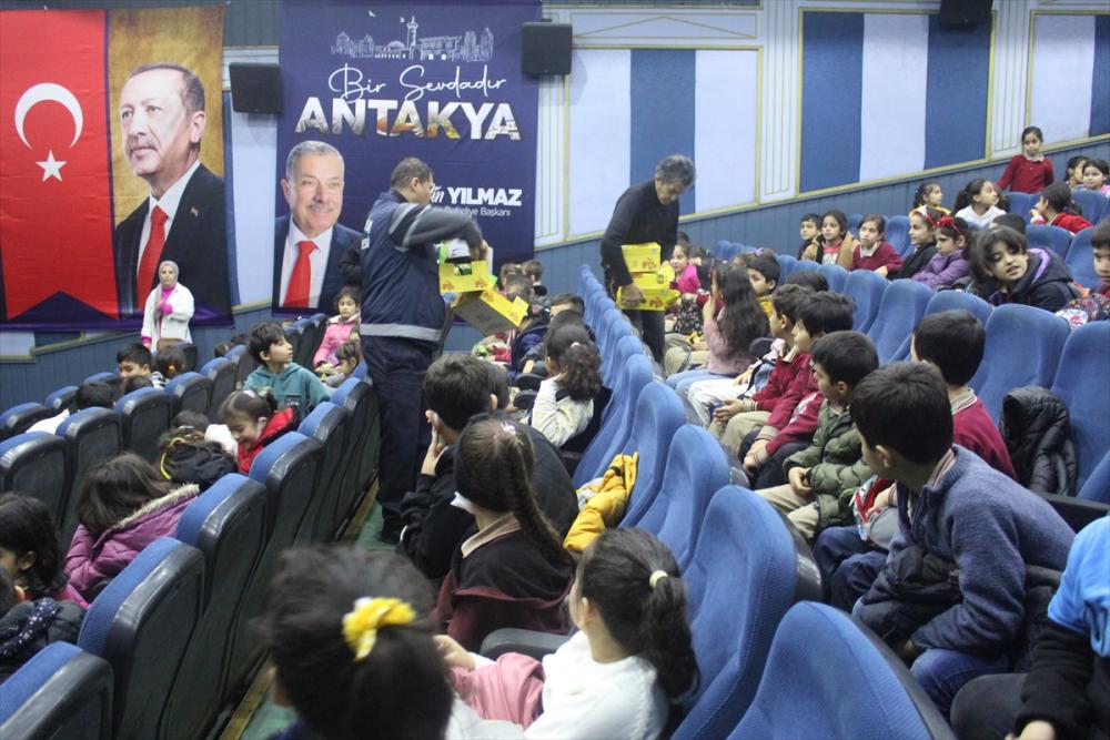 Antakya Belediyesinden çocuklara karne hediyesi