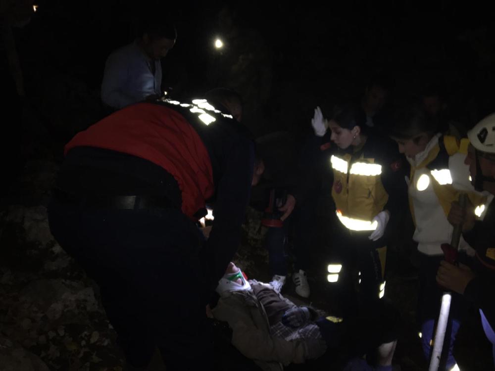 Osmaniye'de kayalıklardan düşerek yaralanan kişi itfaiye ekiplerince kurtarıldı