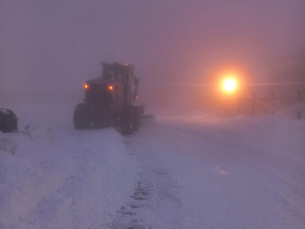 Hatay'da belediye ekipleri karla mücadele çalışmalarını sürdürüyor