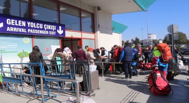 Deprem bölgelerinin ”lojistik üssü” Adana Havalimanı’nda hareketlilik sürüyor