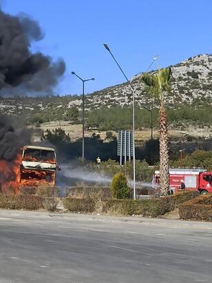 Adana'da, dinleme tesisindeki 2 katlı yolcu otobüsünde yangın