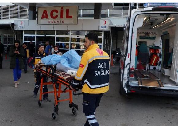 Orta hasarlı çıkan Balcalı Hastanesi'nde hastalar tahliye ediliyor