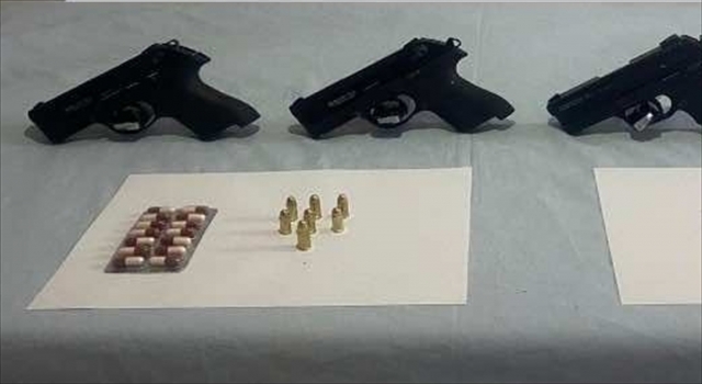 Adana’da uyuşturucu ve 4 tabanca bulunan araçtaki 3 kişi gözaltına alındı