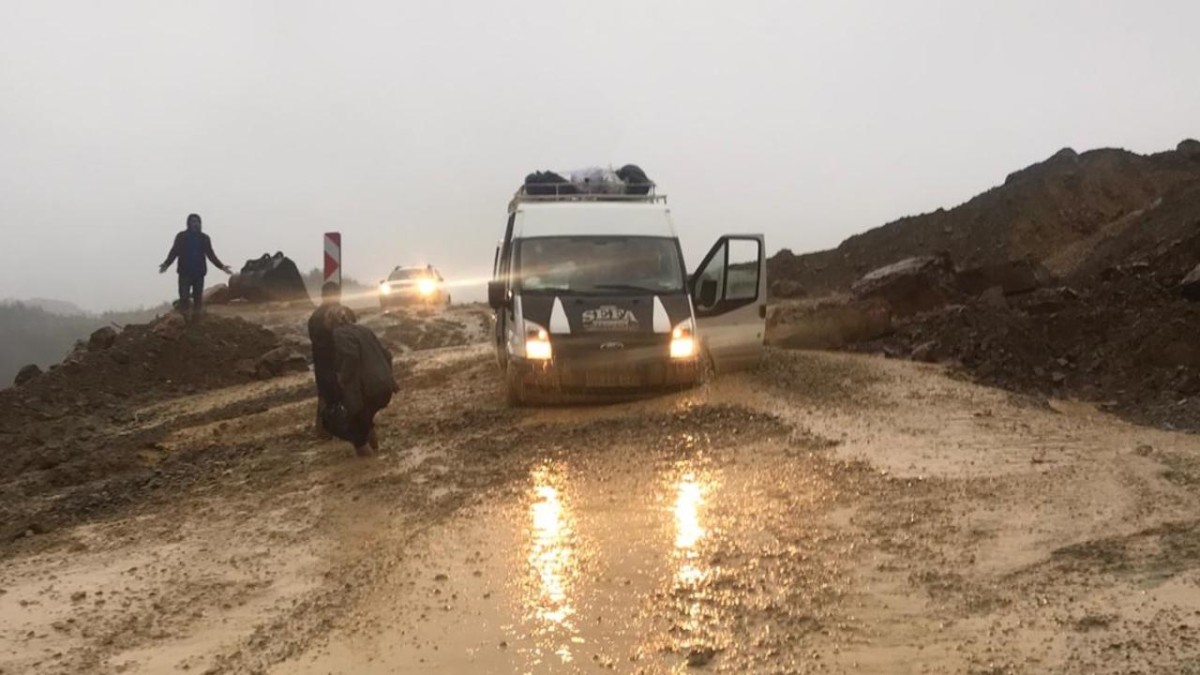 Adana'da heyelan oluşan yolda mahsur kalan minibüs kurtarıldı