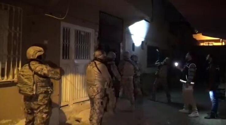 Adana'da 212 kişinin gözaltına alındığı 'Kökünü Kurutma Operasyonu' kamerada