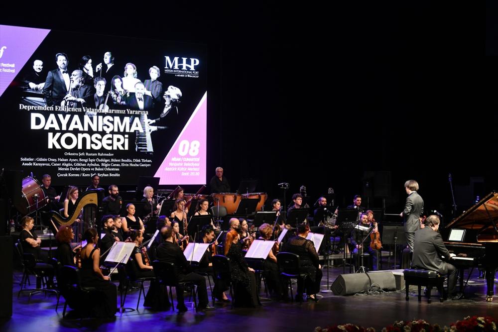 Mersin'de depremzedeler için dayanışma konseri düzenlendi