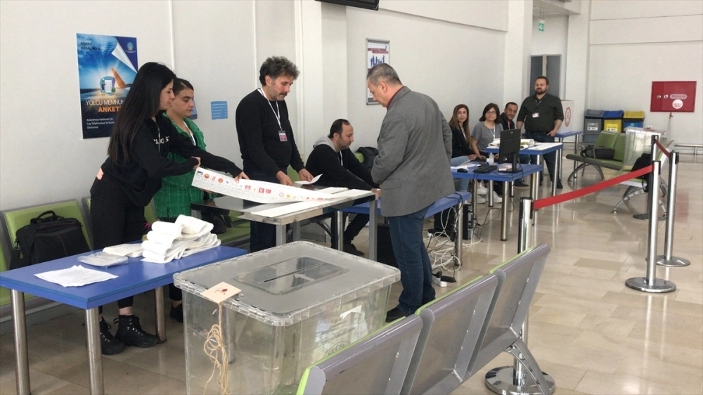Adana Havalimanı'nda oy verme işlemi başladı