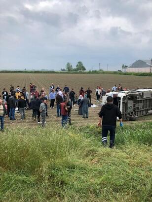 Adana'da yolcu minibüsü ile kamyon çarpıştı: 10 yaralı