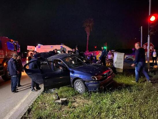 Adana’da refüje çarpan otomobilde aynı aileden 4 kişi yaralandı