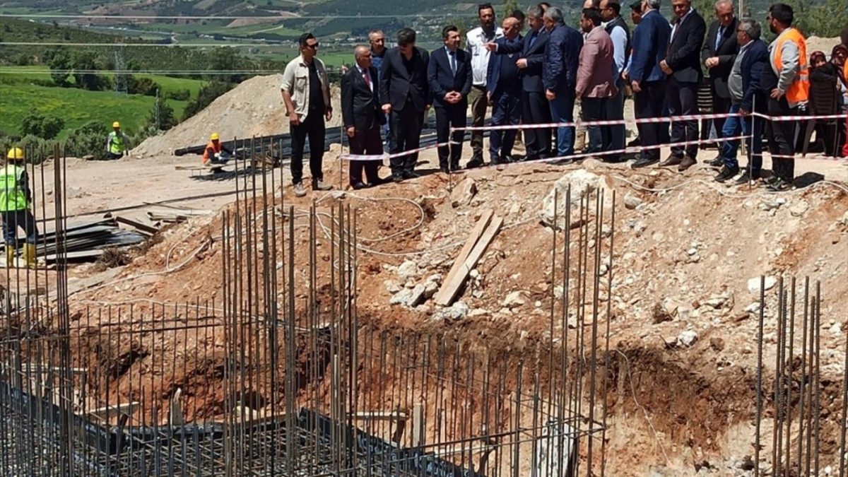 Osmaniye Valisi Yılmaz, köy evlerinin inşaatında incelemelerde bulundu