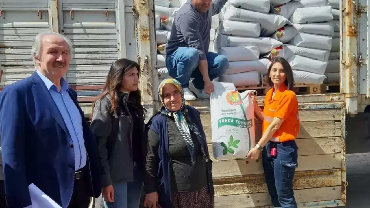 Adana'da çiftçilere yonca tohumu dağıtıldı