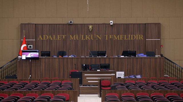 Adana'da üvey babasını öldürdüğü iddia edilen sanık ve annesinin yargılandığı dava