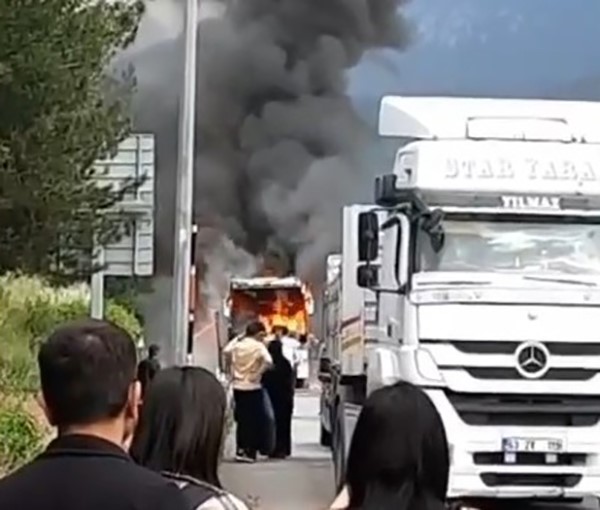 Adana'da seyir halindeki otobüste yangın çıktı