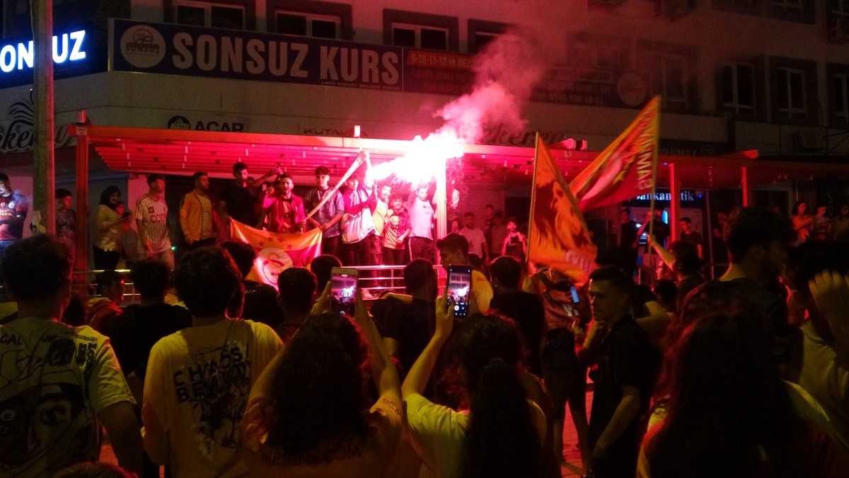 Adana'daki taraftarlar Galatasaray şampiyonluk sevincini yaşadı