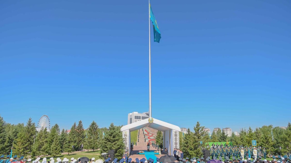 Kazakistan’ın en büyük bayrağı göndere çekildi