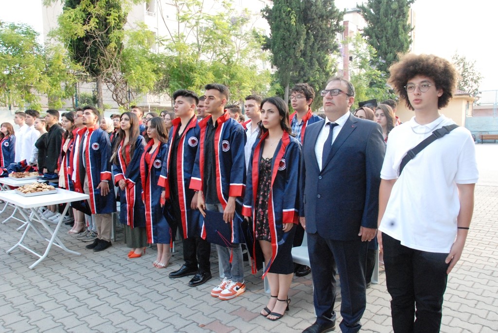Adana Borsa Lisesi 50'inci yılında 83 mezun verdi