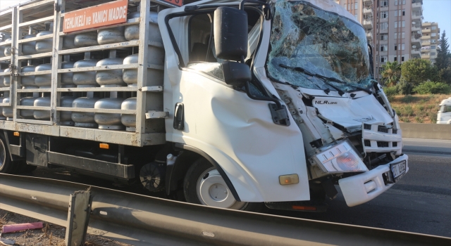 Adana’da tıra çarpan kamyonetin sürücüsü ağır yaralandı